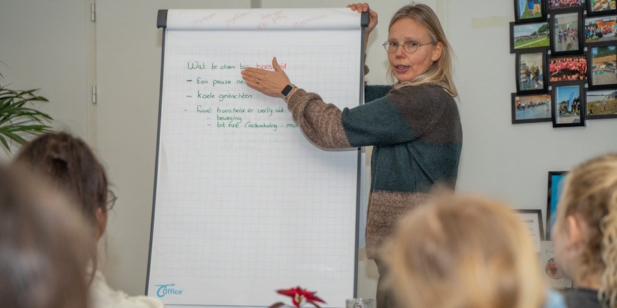 Dans en Weerbaar Er wordt een les theorie Dans en Weerbaar gegeven.