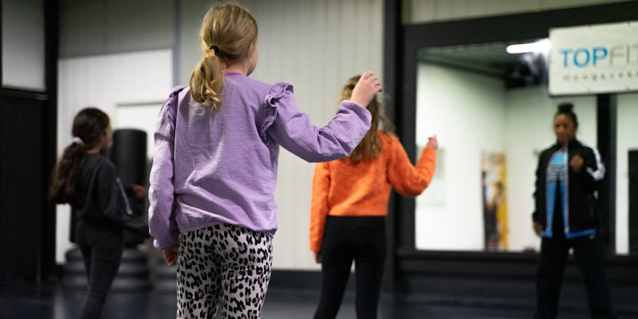 Dans en Weerbaar Kinderen tijdens een les dans en weerbaar.